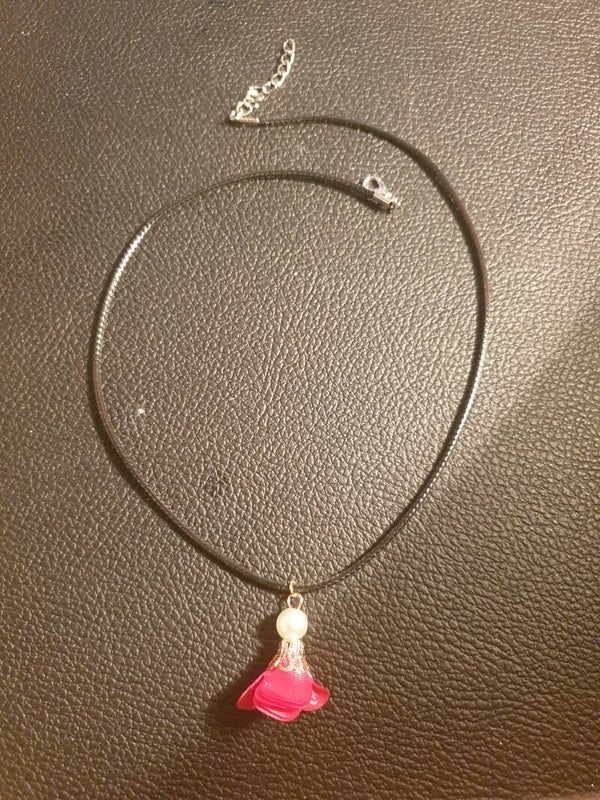 Collier noir pendentif fleur rose