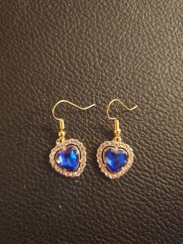 10. Boucles d'oreilles coeur bleu roi