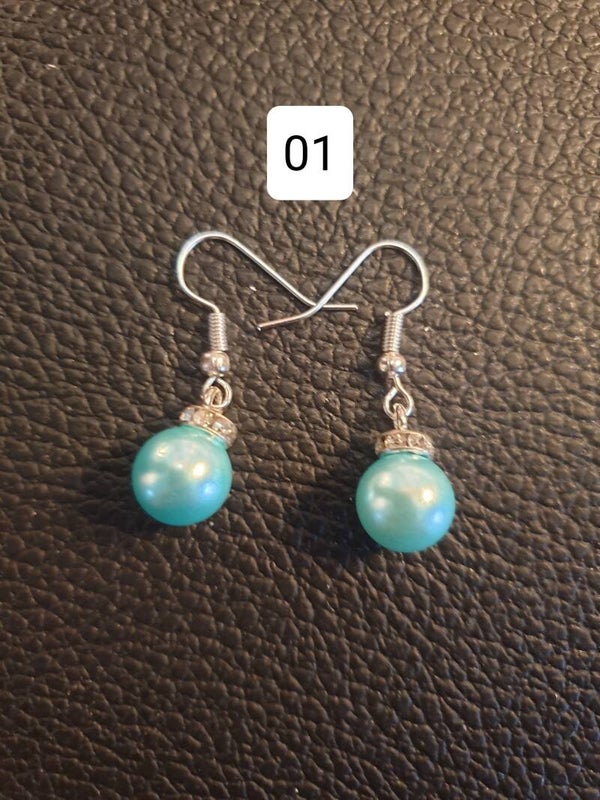 01. Boucles d'oreilles Noël fait main bleue.