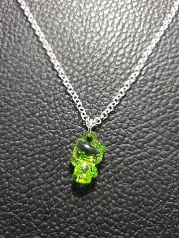 Collier fantaisie "Hello Kitty" vert chaîne argentée