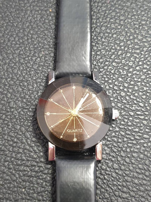 Montre noire femme