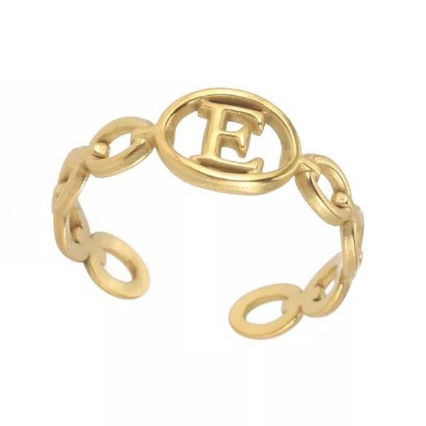 Bague fantaisie ajustable "E" dorée