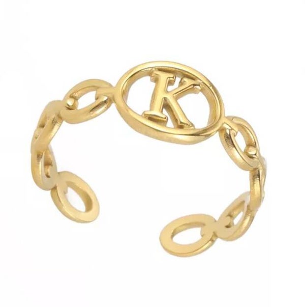 Bague fantaisie "K" dorée
