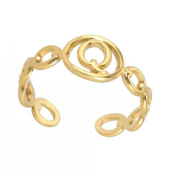 Bague fantaisie ajustable "Q" dorée