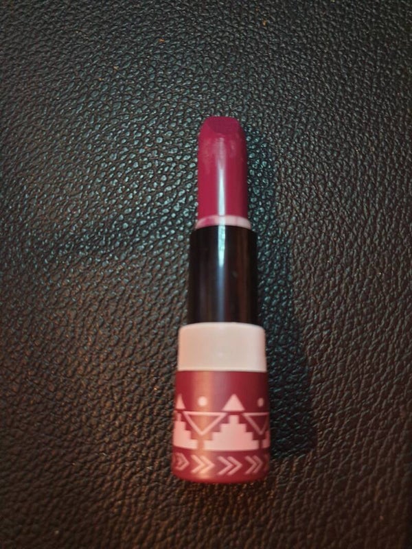 Rouge à lèvres Essence collector Life is a festival