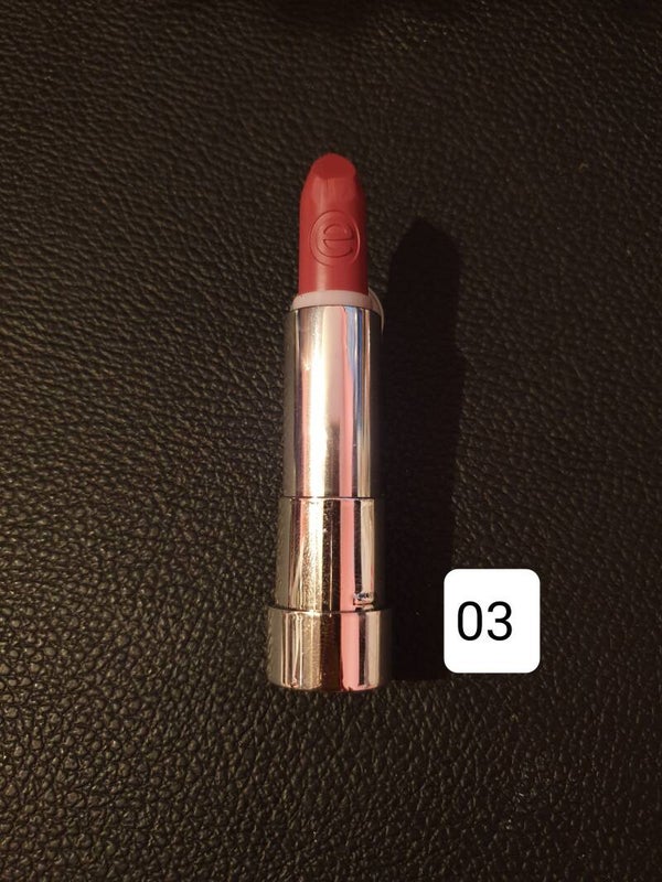 Rouge à lèvres Essence mat 03