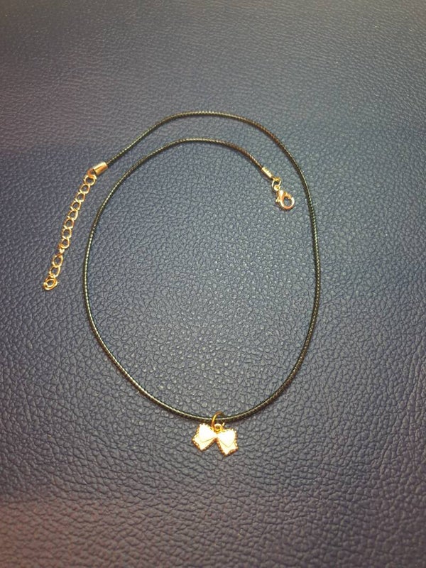 Collier fantaisie "Nœud papillon" blanc cordon noir