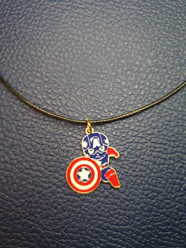 Collier fantaisie "Captain America" cordon noir