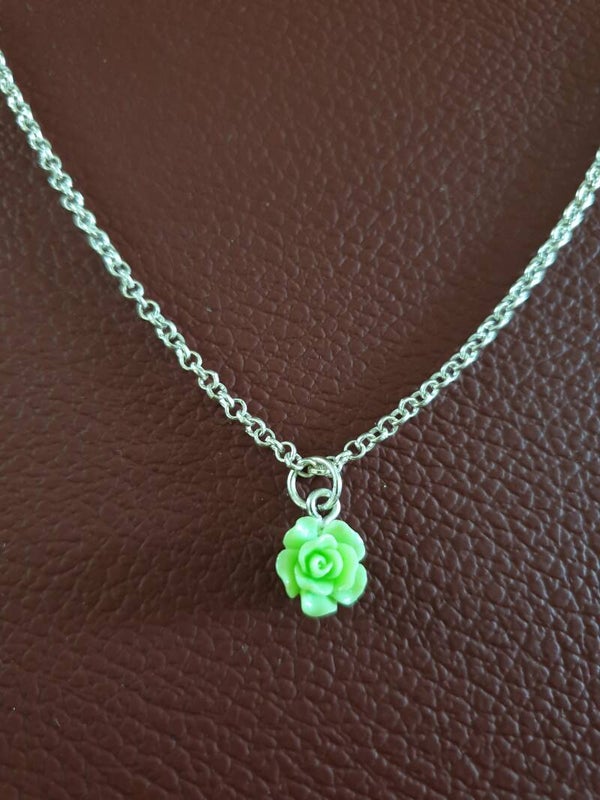 Collier fantaisie "Rose en résine" vert
