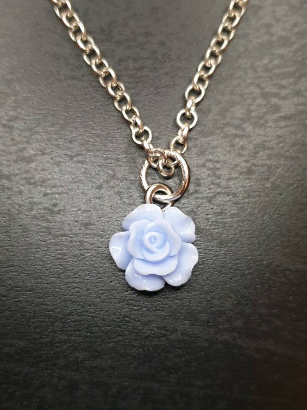 Collier fantaisie "Rose en résine" bleu