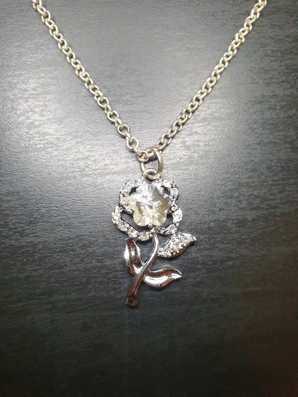 Collier fantaisie "Fleur" argenté et blanc