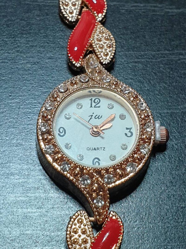 Montre rouge et dorée