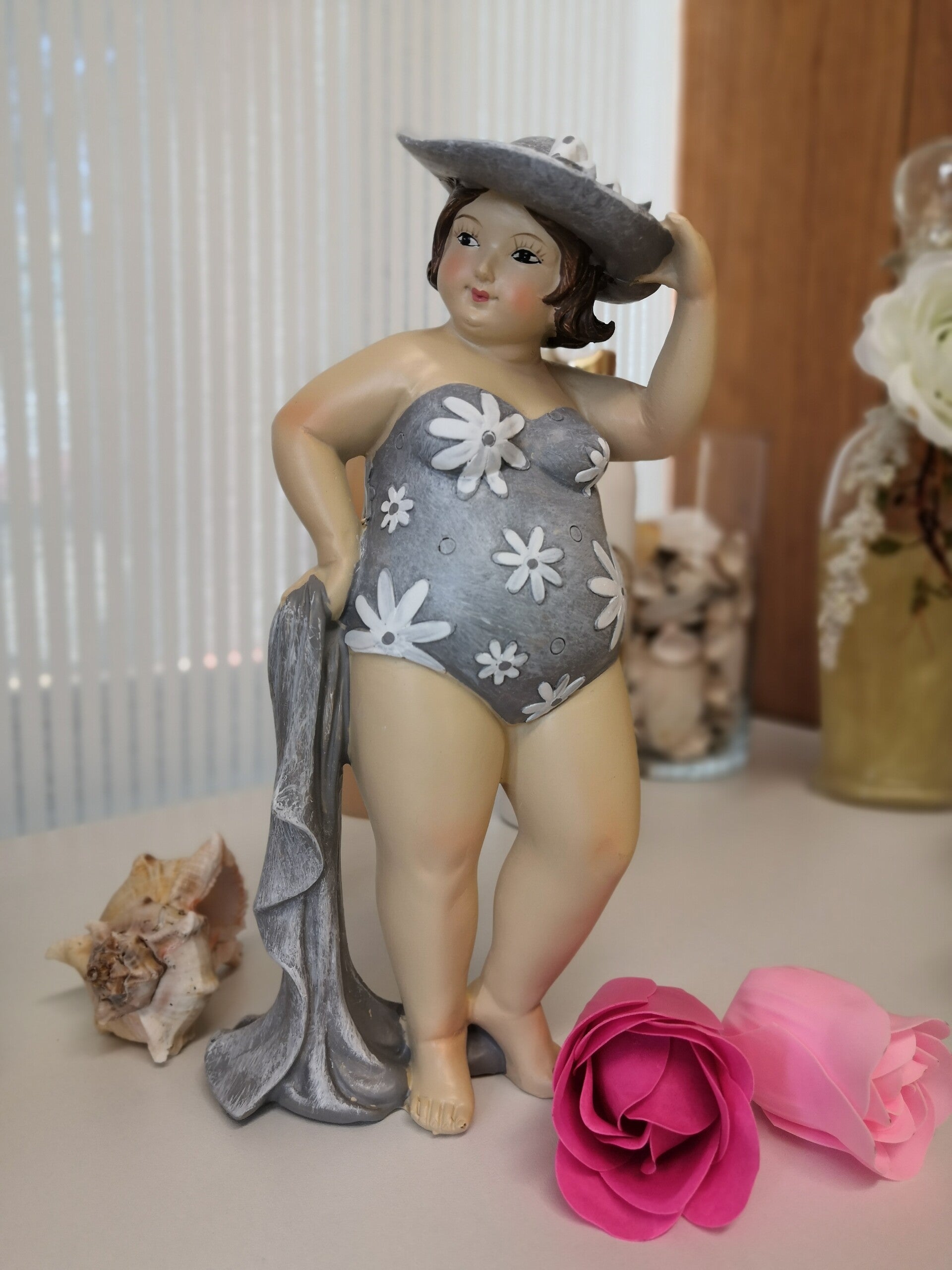 Strandnixe, mollige Badenixe, Stranddame, Frau im Badeanzug