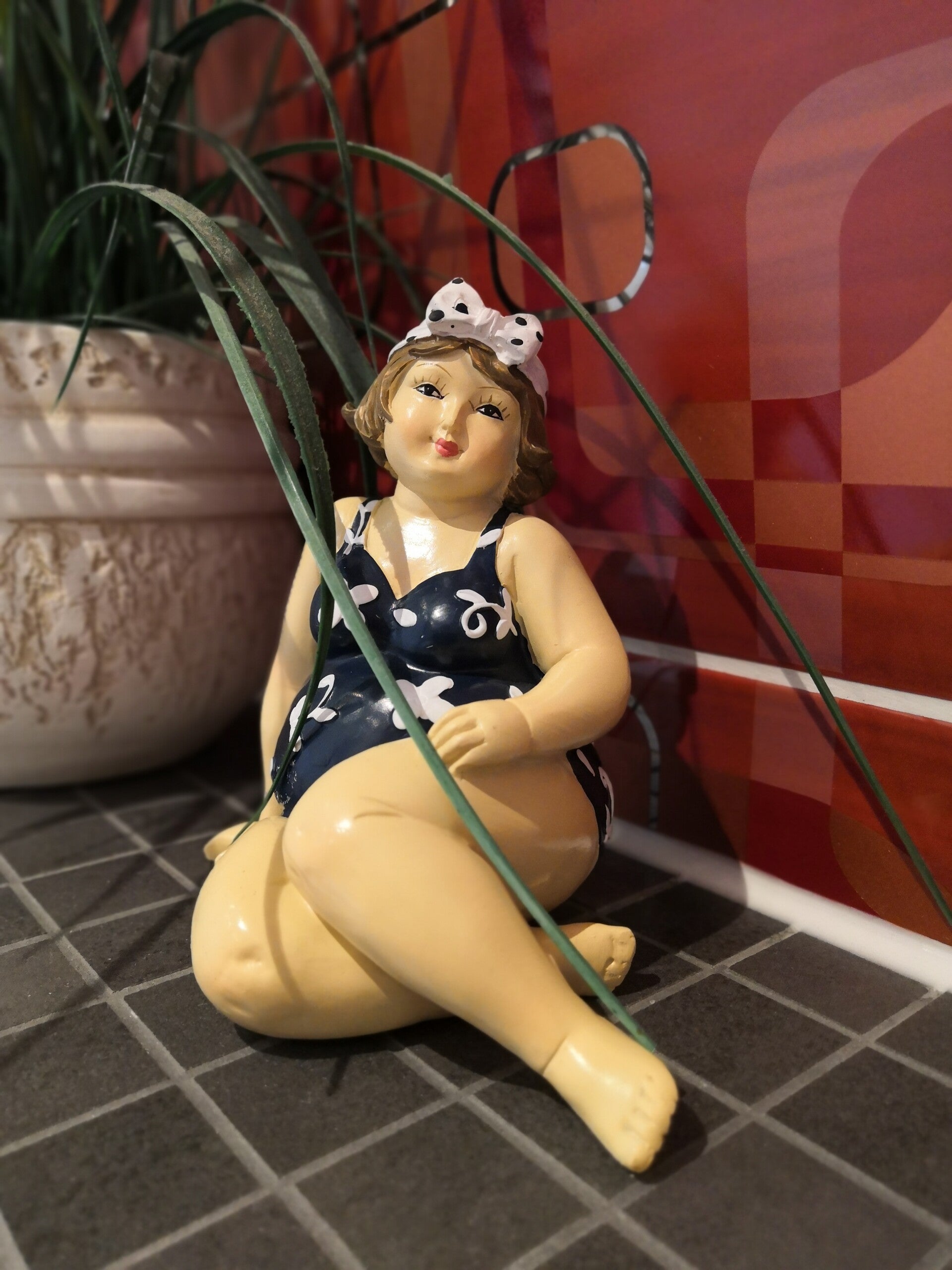Strandnixe, mollige Badenixe, Stranddame, Frau im Badeanzug