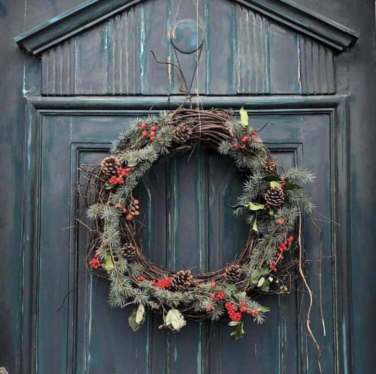 winterkrans met groen materiaal en rode besjes 