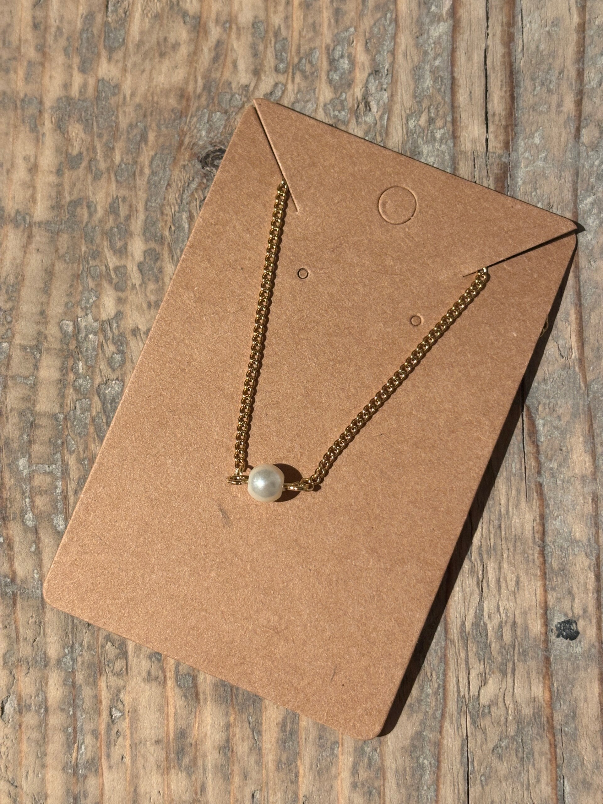 Minimalist pearl necklace