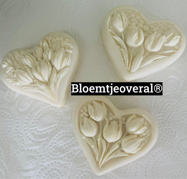 Bloemtjeoveral® exclusieve witte chocolade Harten met tulpen en walnoten