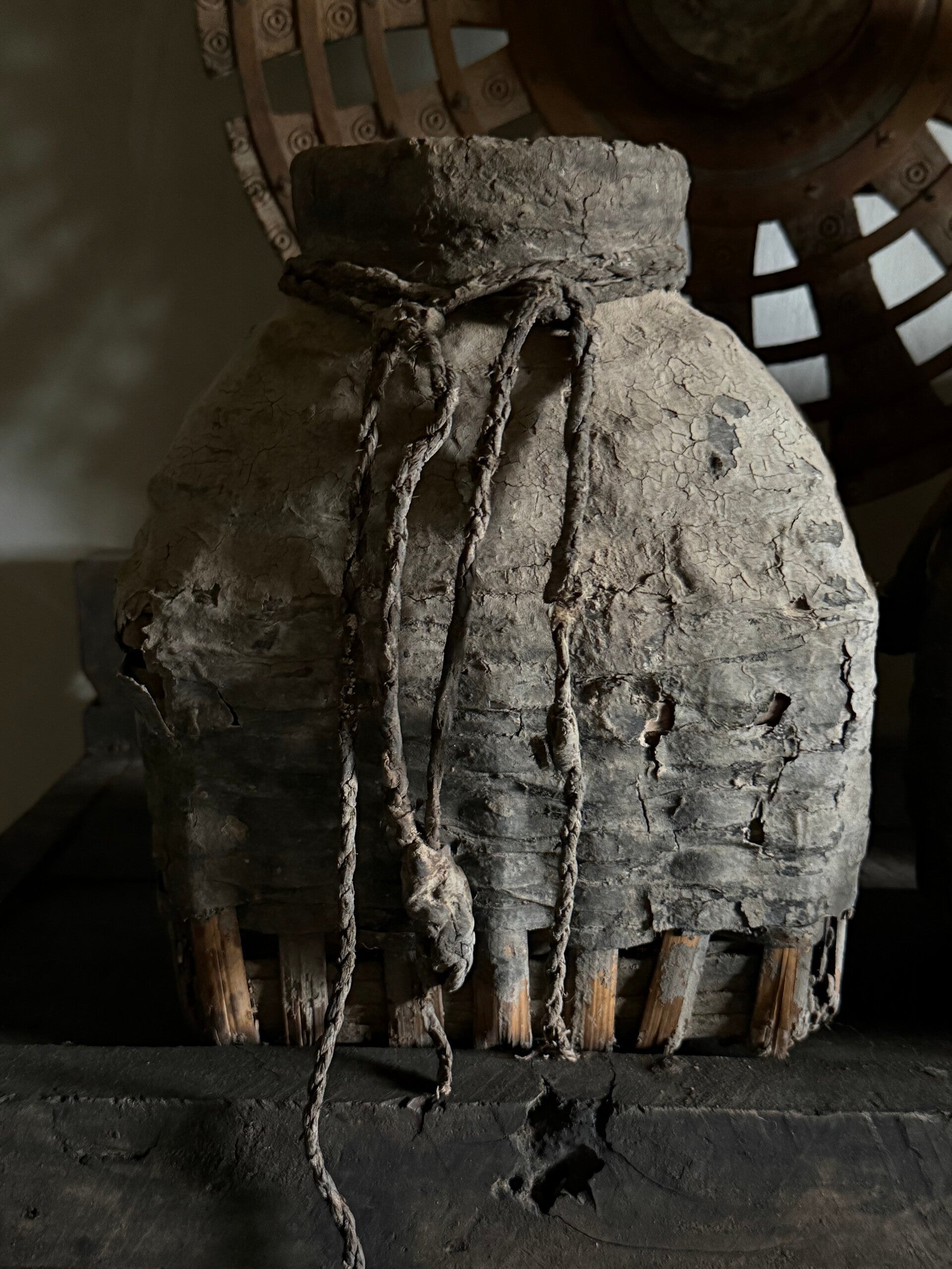 Stoer Leemkruikje met touw