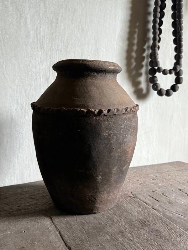 Verweerde oude kruik M H6