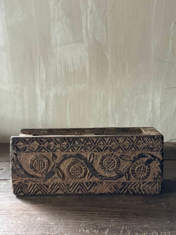 authentiek bewerkt bakje met 2 vakjes