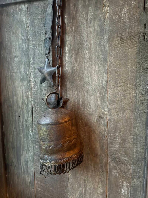 Bel, oude stoere grote bel met kalklint en 2 sterren