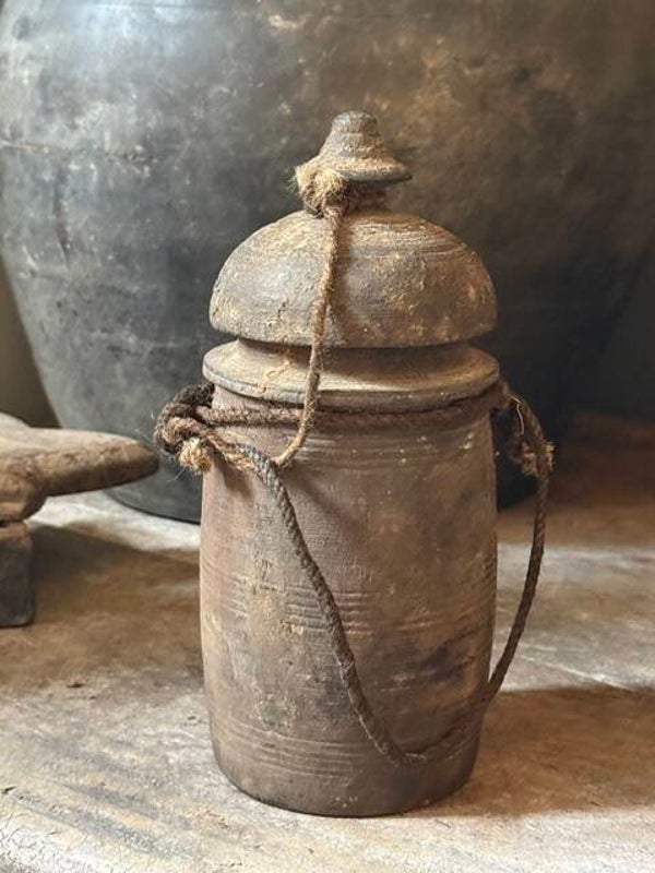 Nepalese kruik B4