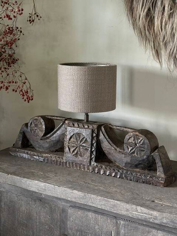 Lamp met hout snijwerk B (65 cm)