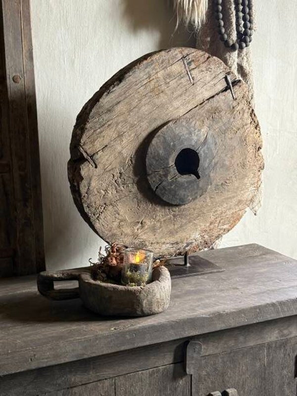 wiel, groot houten wiel met metalen details op standaard A