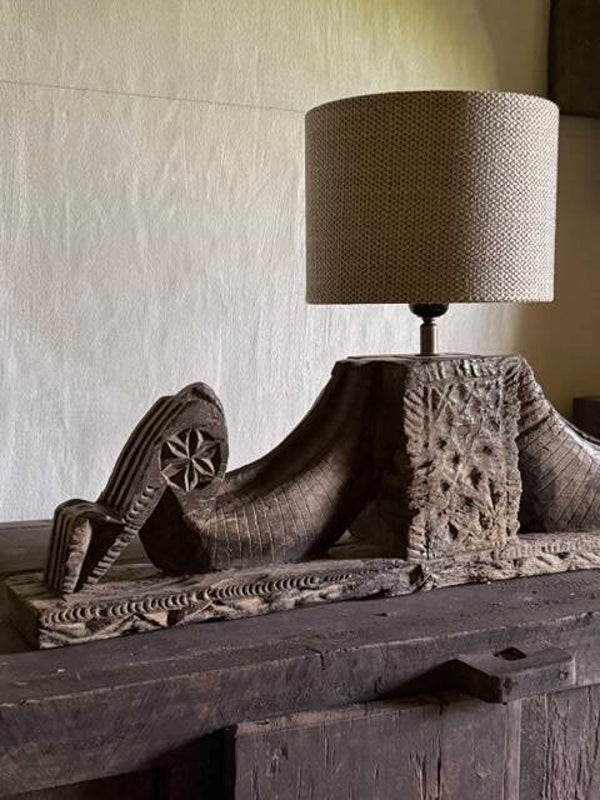 Lamp, oud hout en snijwerk E (69 cm)