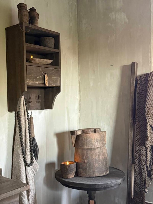 wandrek met laadje, haken en planken, oud hout