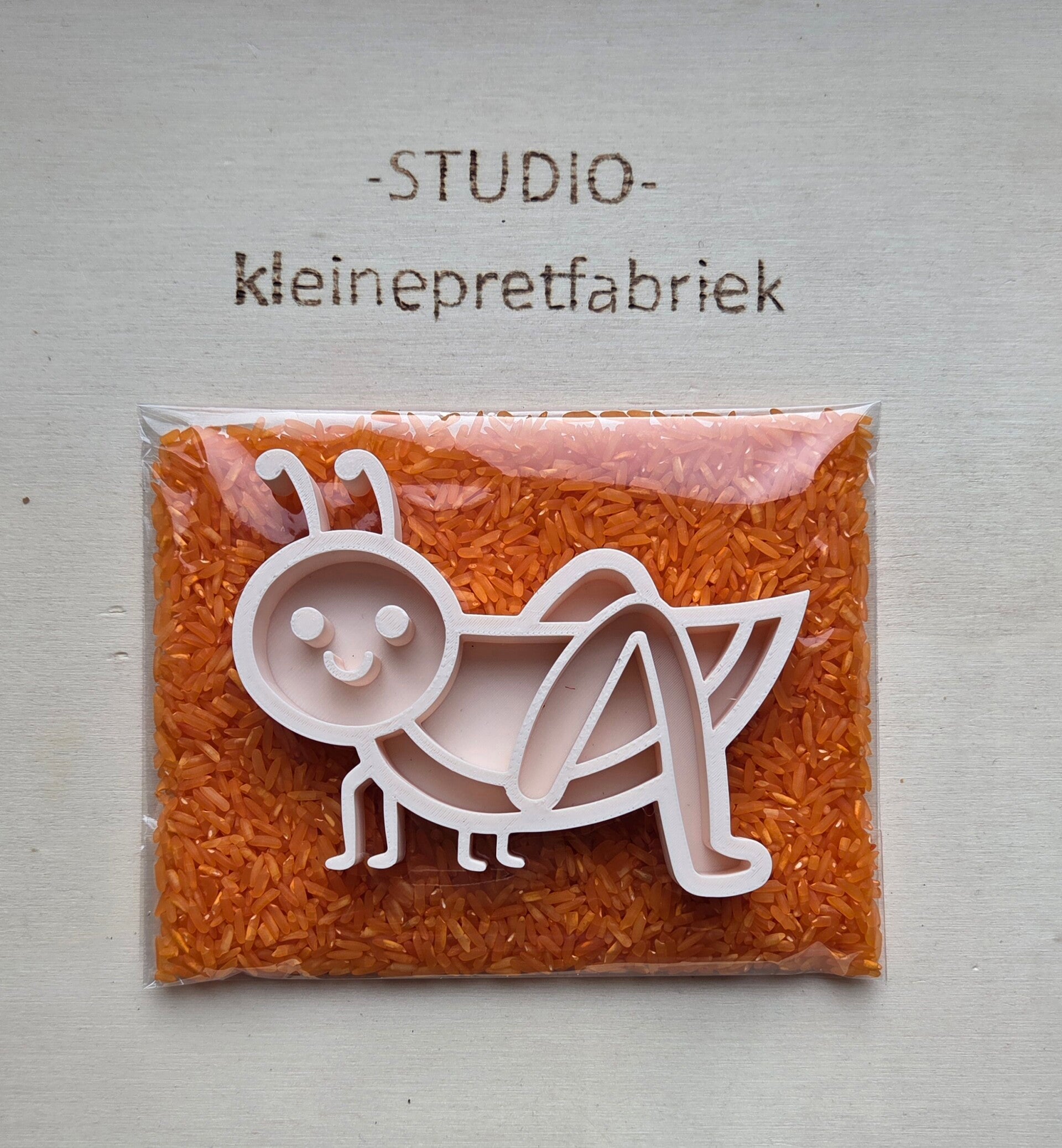 Speelrijst met sprinkhaan vulvorm - Kant en klare traktatie