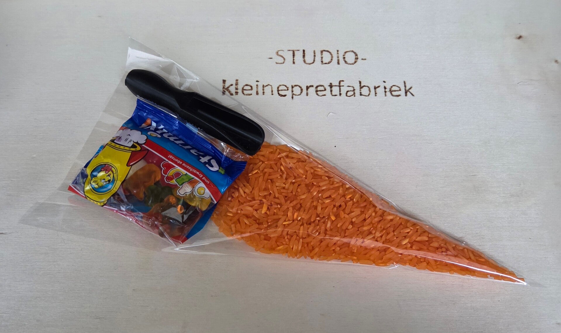 Speelrijst met schepje oranje - Kant en klare traktatie