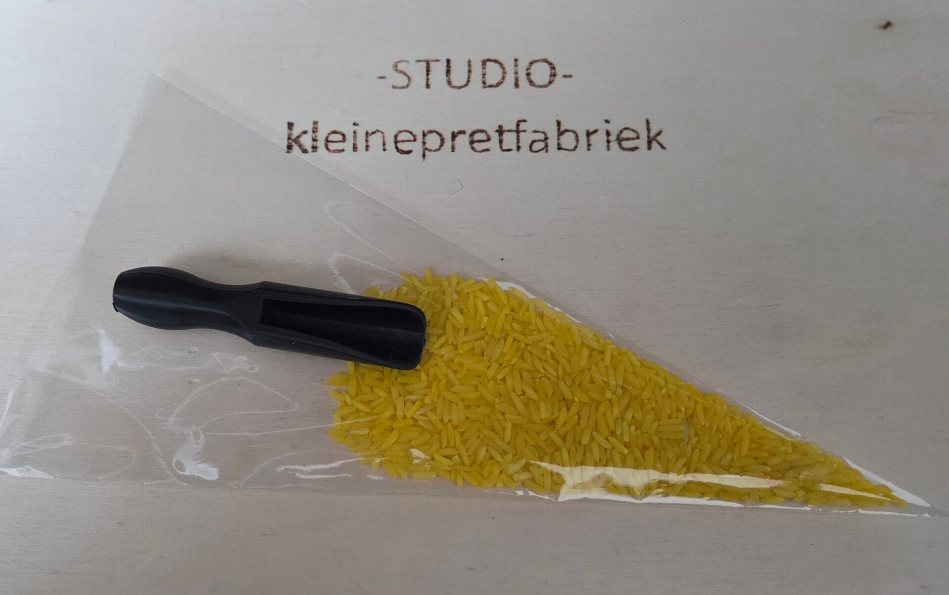 Speelrijst met schepje geel - Kant en klare traktatie