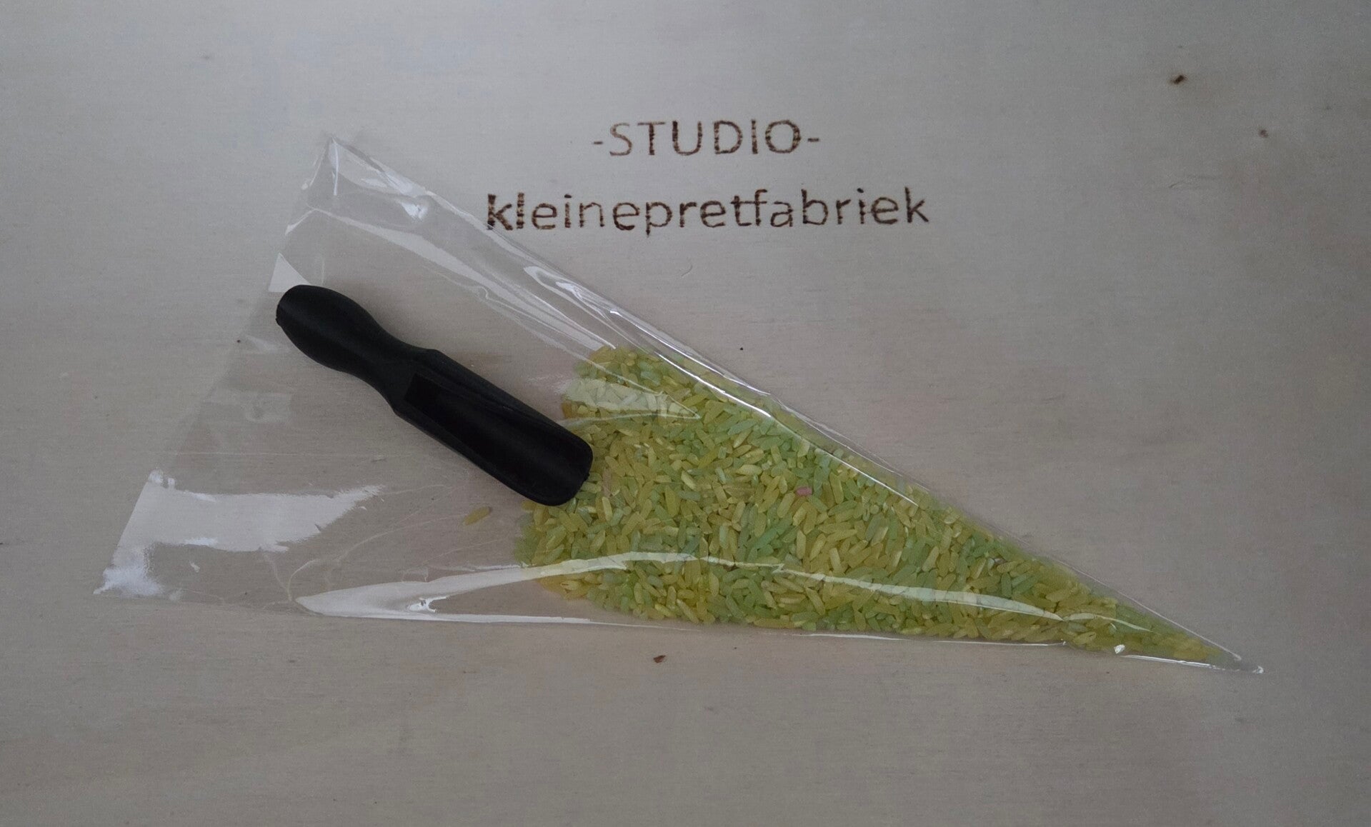 Speelrijst met schepje groen/geel - Kant en klare traktatie