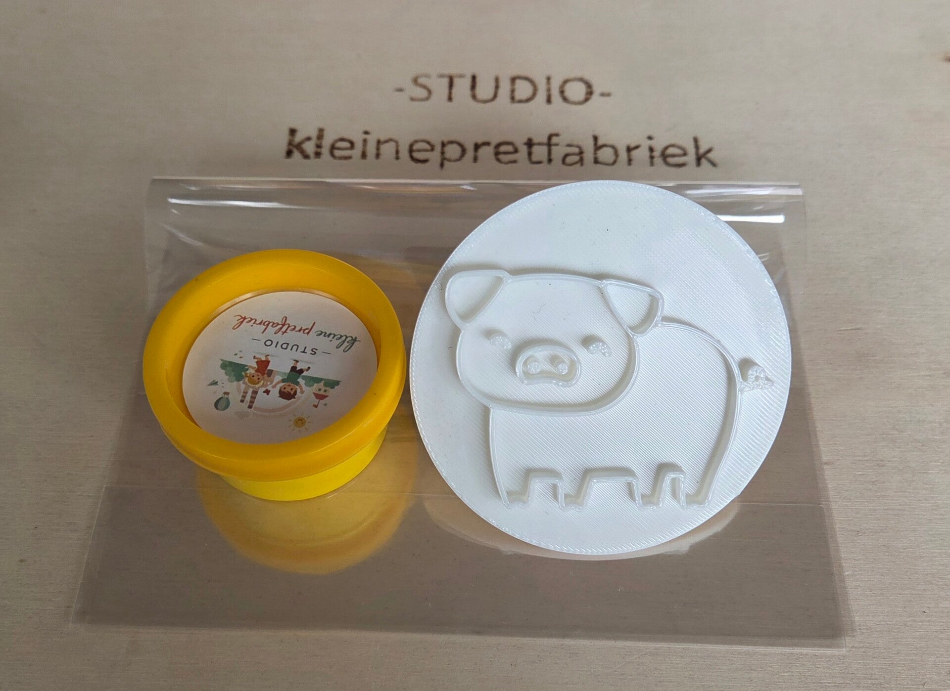 Kant en klare traktatie - varken stempel en klei