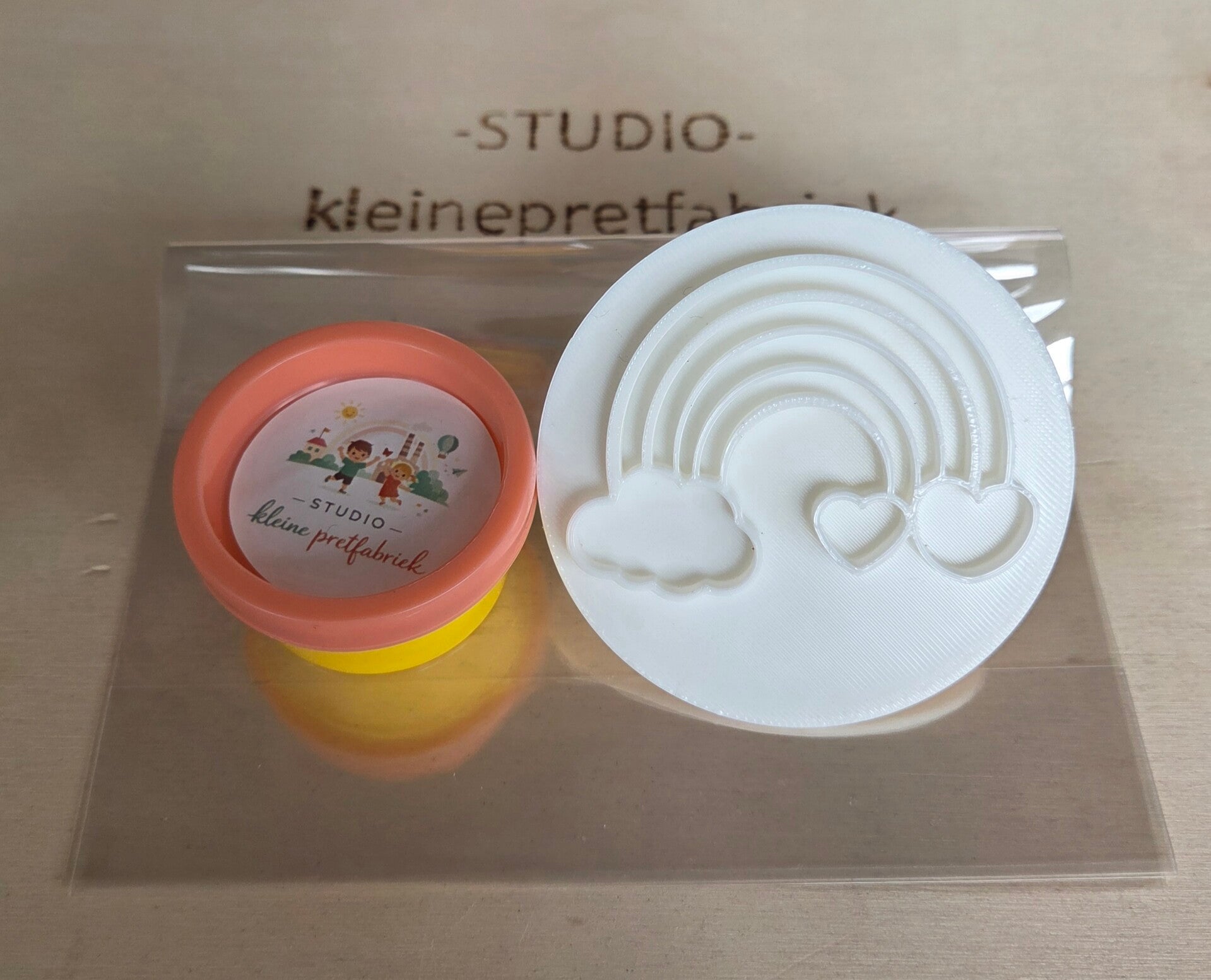 Kant en klare traktatie - regenboog stempel en klei