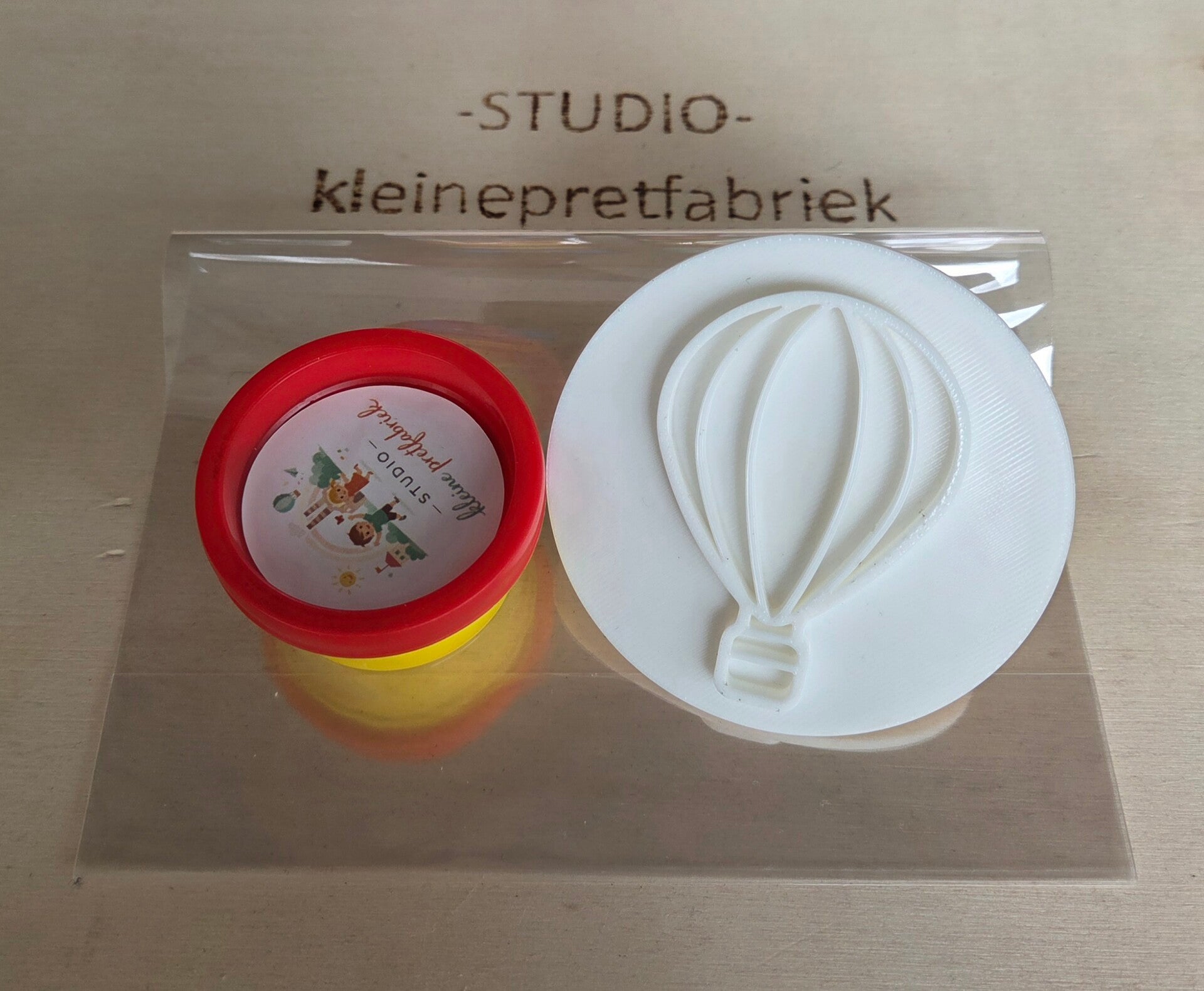 Kant en klare traktatie - luchtballon stempel en klei