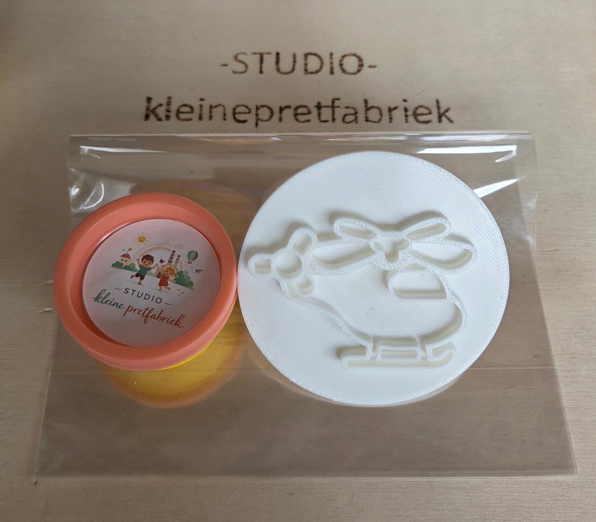 Kant en klare traktatie - helikopter stempel en klei