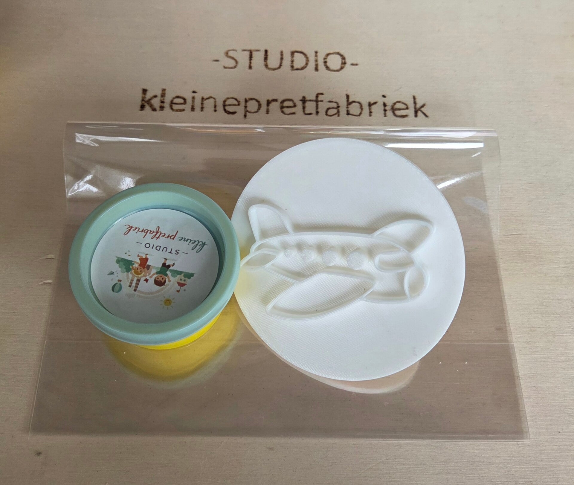 Kant en klare traktatie - vliegtuig stempel en klei