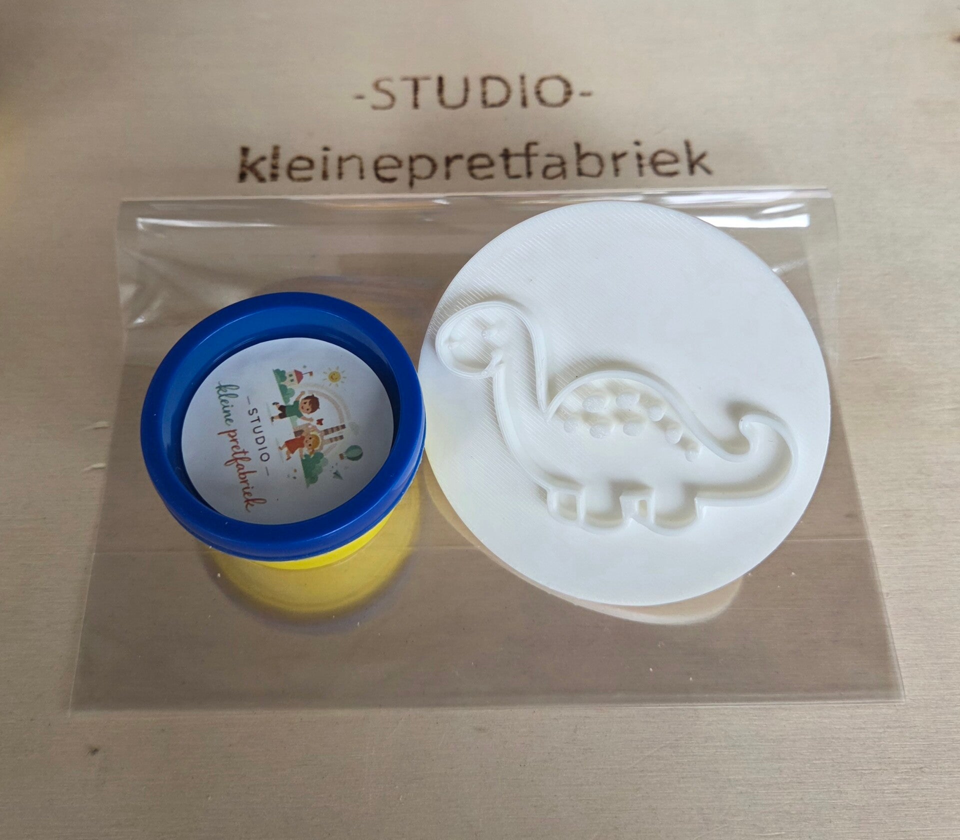 Kant en klare traktatie - brachiosaurus stempel en klei