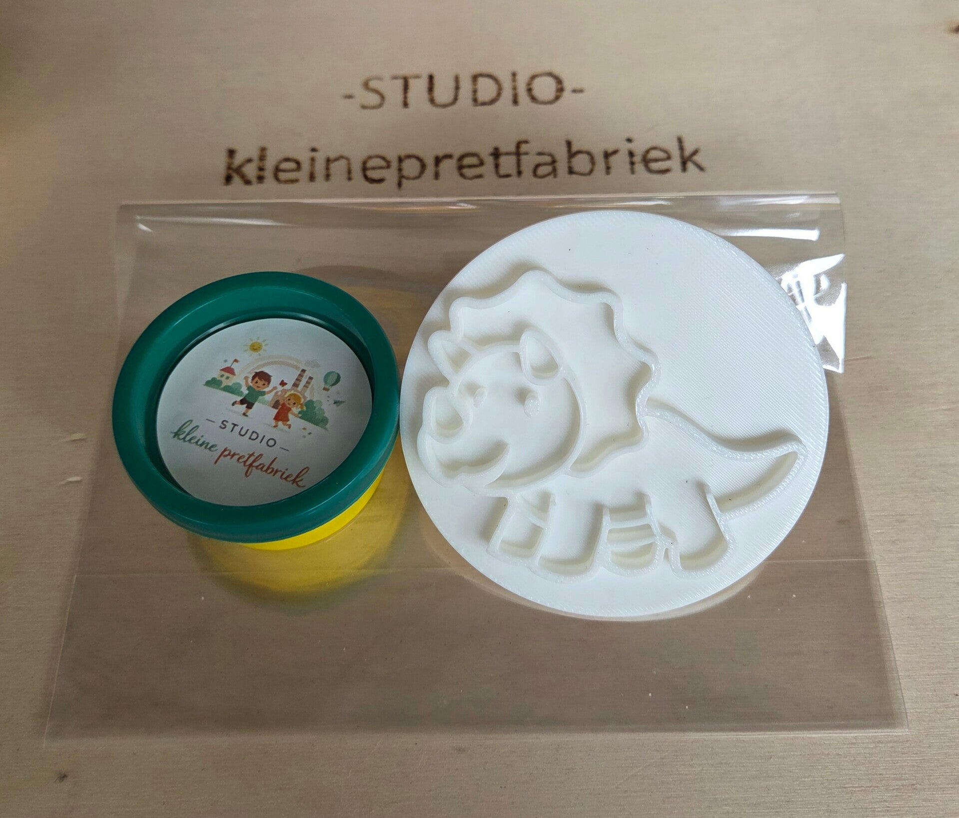 Kant en klare traktatie - triceratops stempel en klei
