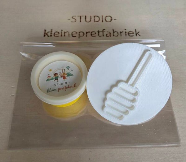Kant en klare traktatie - honinglepel stempel en klei