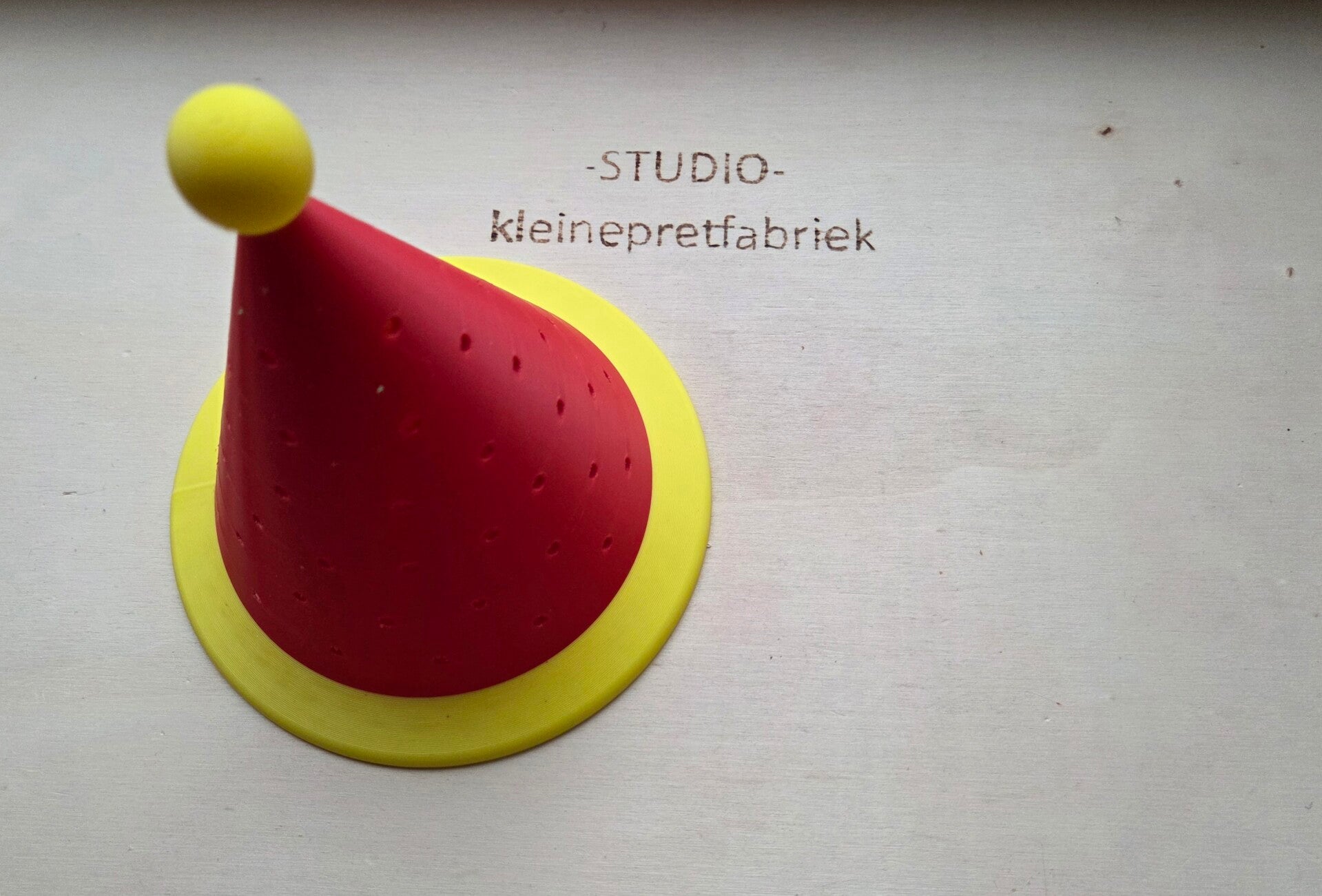 PLA - feesthoedje rood