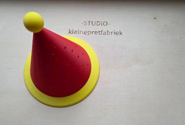 PLA - feesthoedje rood