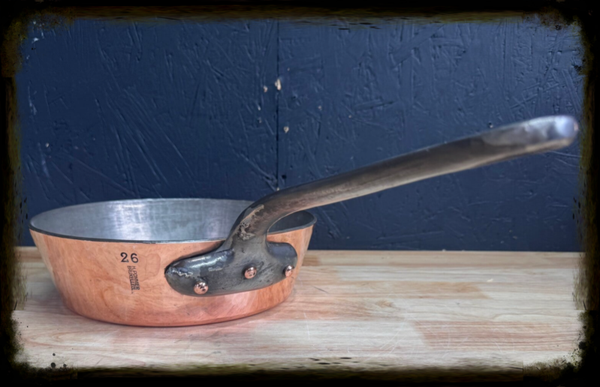 26cm H. POMMIER BRUXELLES 1940" copper Windsor 4mm hammered sauteuse évasée
