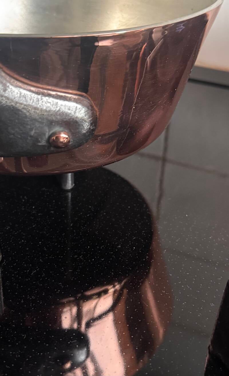 Copper reflection on a gas stove