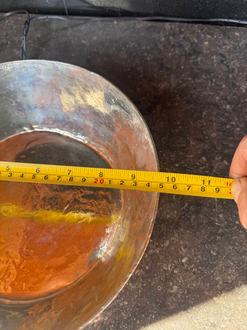 Diameter measurement 24.5cm Windsor pan - interior tinning