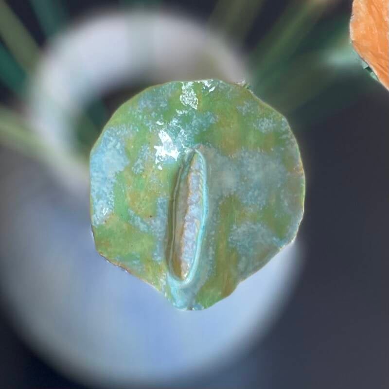 Een blaadje gemaakt van klei met groen glazuur