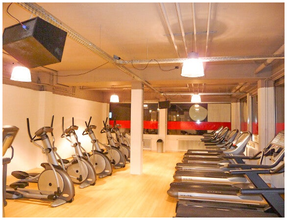 Sportschool in Arnhem. uitbreiding elektrische installatie, beamer, luidspekers, tv aansluitingen 