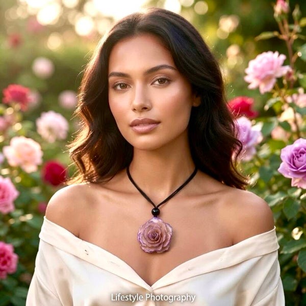 Einzigartige Halskette mit echter Rose in Lavendel/Lavender